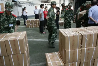 成捆高考試卷太重，印刷廠職工使用手動液壓搬運車更省力