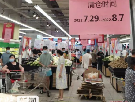 石家莊兩大知名連鎖超市撤店，店員用液壓搬運(yùn)車搬運(yùn)貨柜