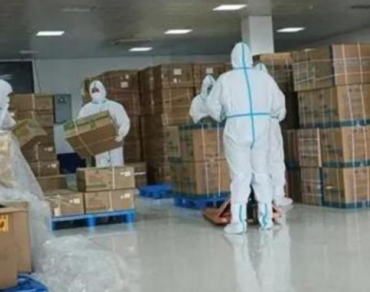為保供，消防員利用手動液壓搬運(yùn)車調(diào)運(yùn)物資