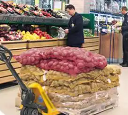 超市端午大促，手動液壓叉車解決貨物搬運難題