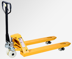 倉儲物流中心使用手動液壓搬運車搬運貨物