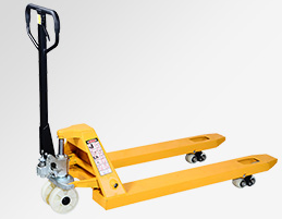 木材廠生產(chǎn)車間使用冠航手動(dòng)液壓搬運(yùn)車搬運(yùn)物料