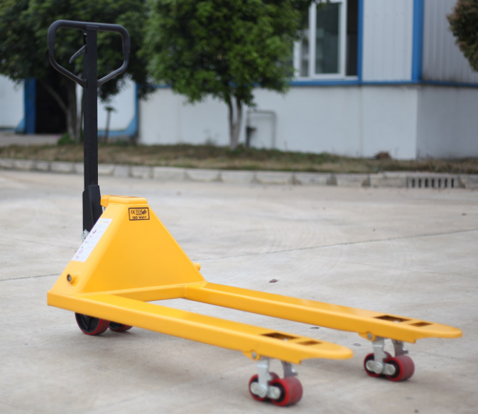 石家莊小區(qū)封控，手動(dòng)叉車搬運(yùn)生活用品緩解壓力